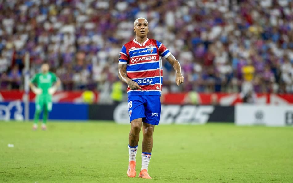 Atitude de Deyverson em derrota do Fortaleza na Libertadores viraliza: 'Certeza?'