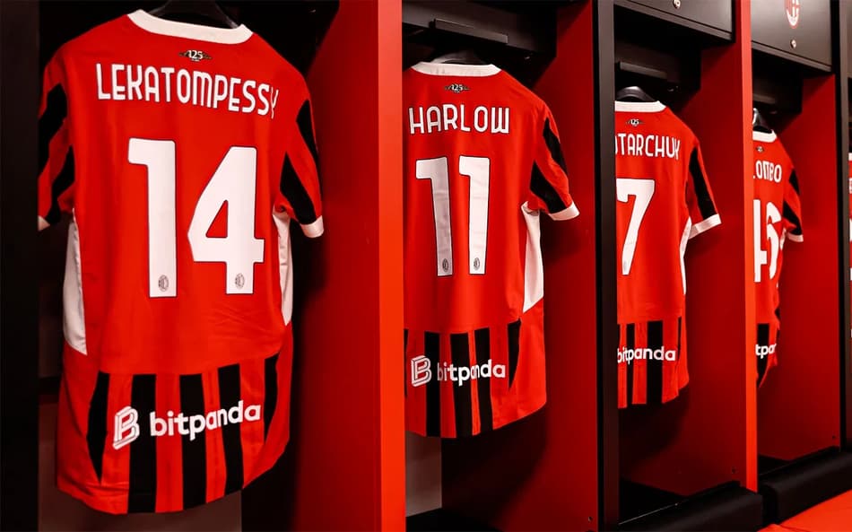 Vestiário do Milan com camisas em homenagem ao dia das mães