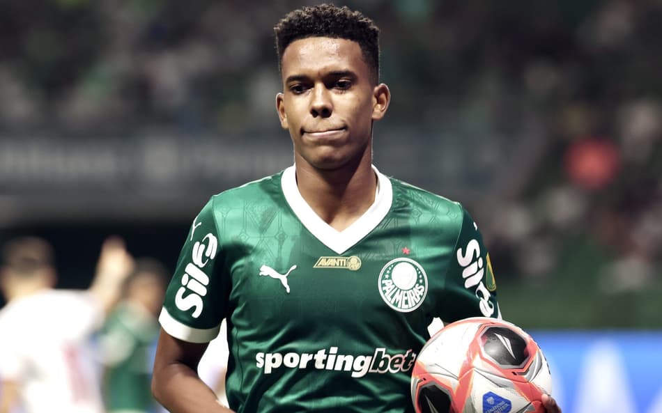 Estêvão em jogo do Palmeiras contra o Botafogo-SP pelo Paulistão 2025