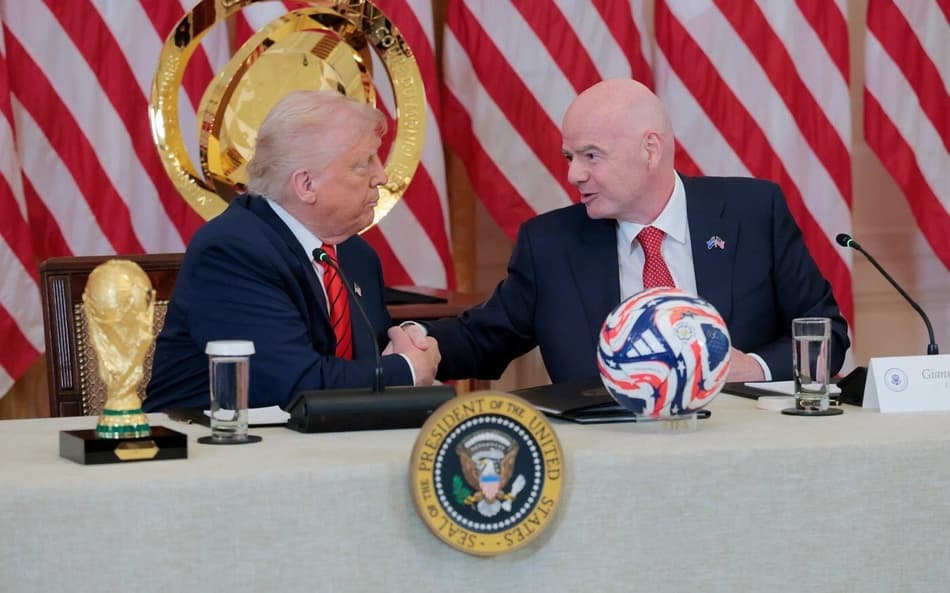 Donald Trump e Gianni Infantino apertam as mãos