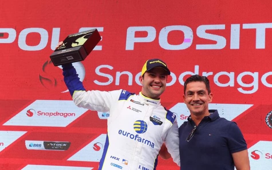 Felipe Fraga faz a festa com o Troféu Pole Position Snapdragon em Interlagos (Luca Bassani)