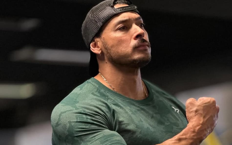 O fisiculturista Felipe Franco posando em academia (Foto: Reprodução/Instagram: @fefrancooficial)