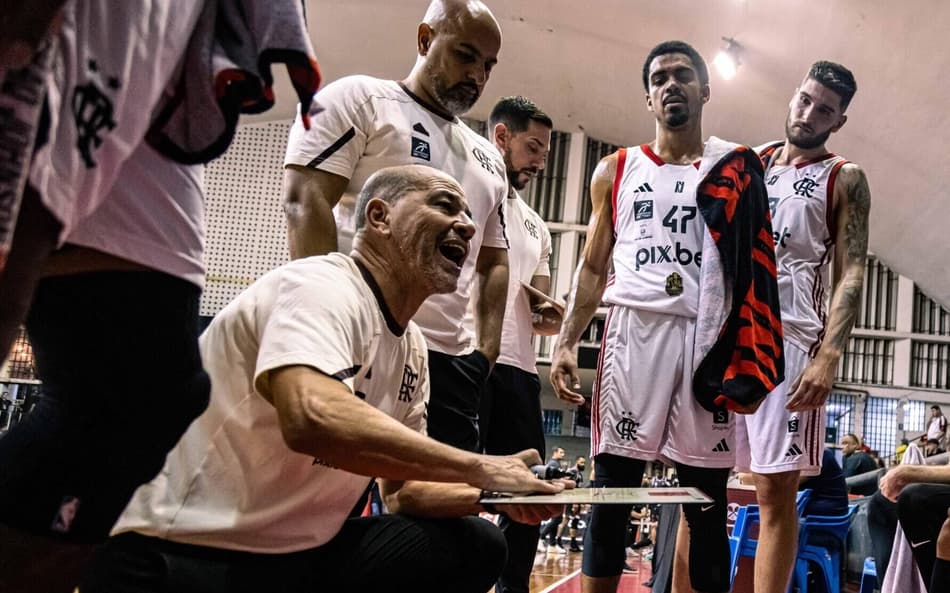 Técnico do Flamengo analisa problemas de defesa contra Franca no NBB