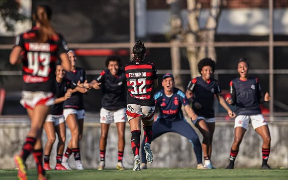Flamengo vence Inter na Gávea. Fernanda marcou belo gol. (Foto: Flamengo/Divulgação)