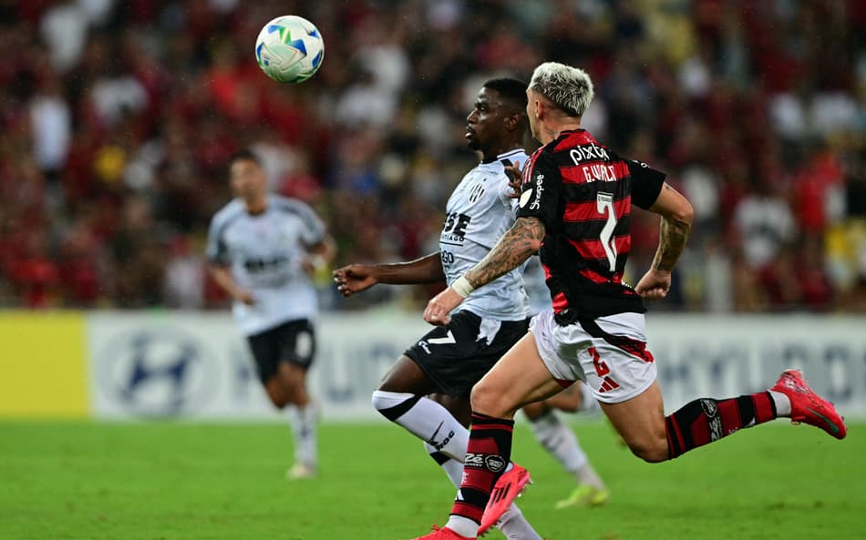 Varela em ação no jogo do Flamengo contra o Central Córdoba na Libertadores