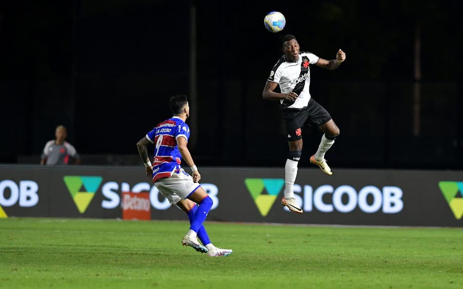Partida entre Vasco e Fortaleza, pelo Brasileirão 2024 (Foto: Thiago Ribeiro/AGIF)