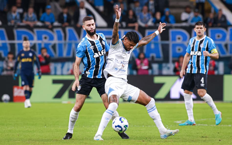 Wagner Leonardo, do Grêmio, disputa lance com Tiago Marques, do CSA, pela Copa do Brasil
