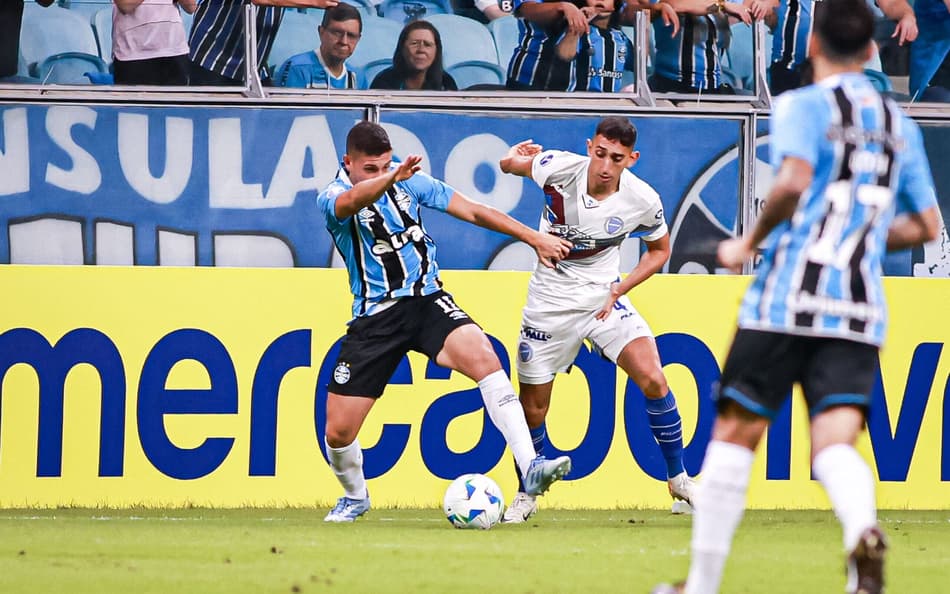 Miguel Monsalve, do Grêmio, disputa lance com Arce Lucas, do Godoy Cruz, durante partida na Arena do Grêmio pela Sul-americana 2025