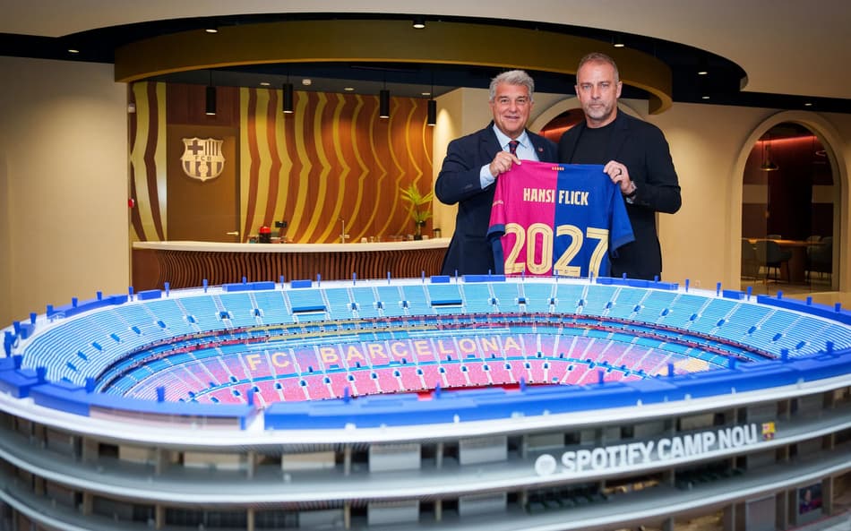 Hansi Flick e Joan Laporta confirmando o novo contrato no Barcelona