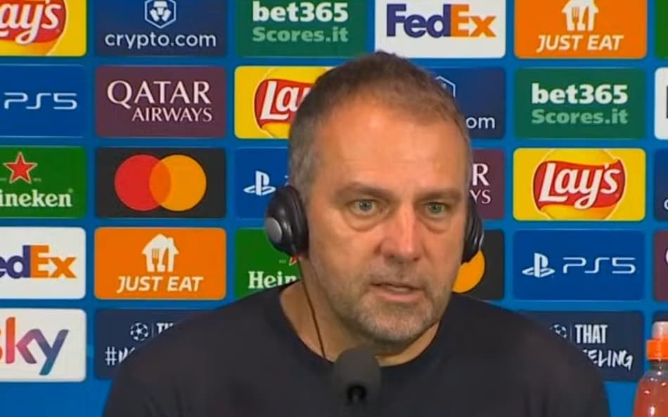 Hansi Flick durante coletiva do Barcelona na Champions League