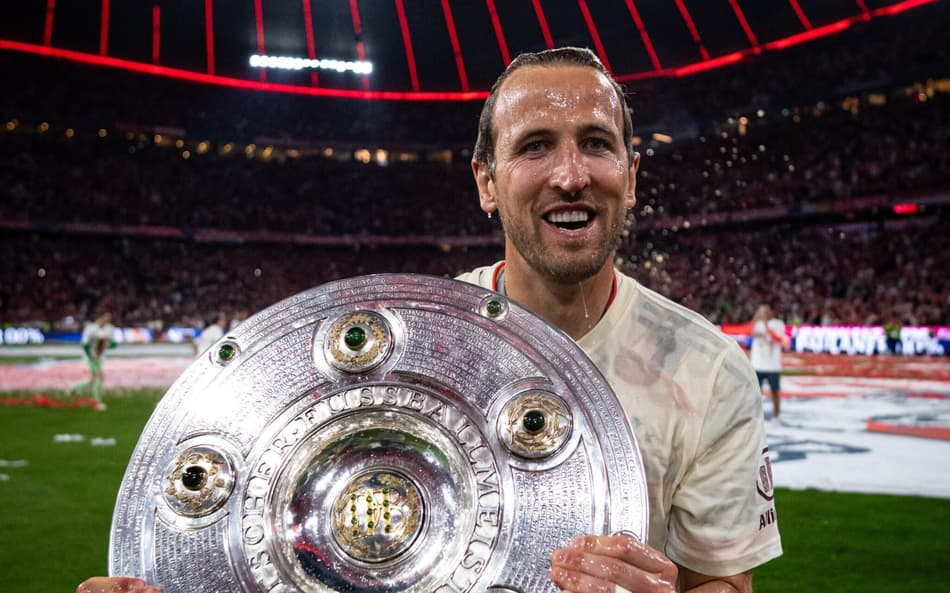 Harry Kane com o troféu da Bundesliga