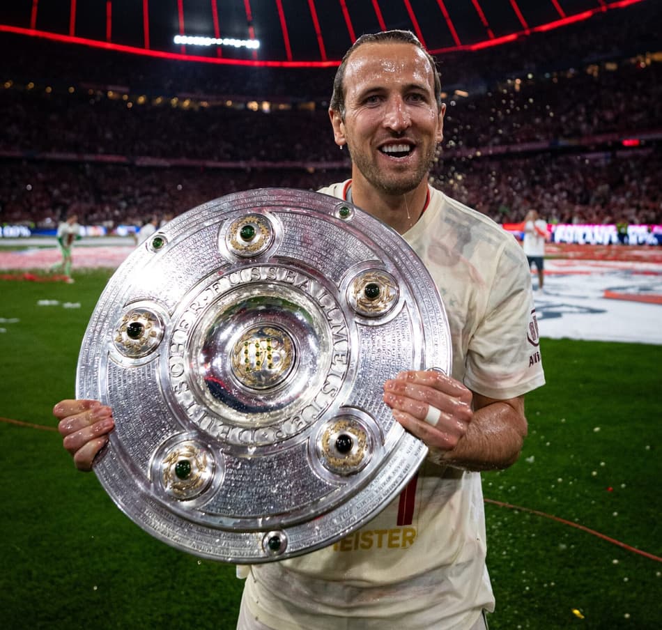 Harry Kane com o troféu da Bundesliga