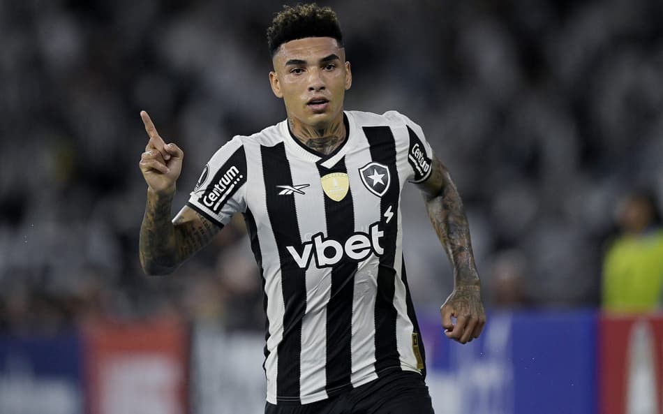 Igor Jesus, do Botafogo, comemora seu gol durante partida contra Universidad de Chile