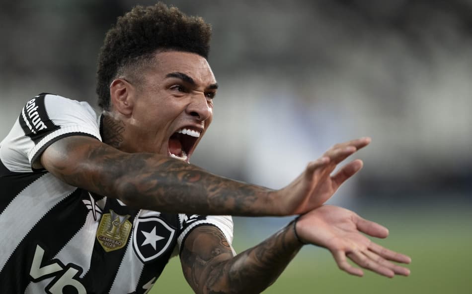 Igor Jesus comemora gol em jogo do Botafogo (Foto: Jorge Rodrigues/AGIF)