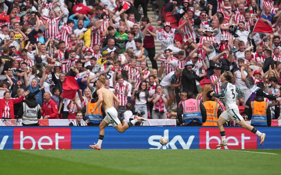 Sunderland vence Sheffield de virada e está de volta a Premier League