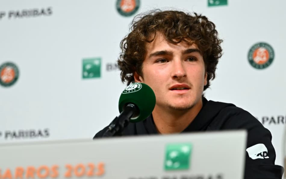 João Fonseca durante coletiva em Roland Garros (Corinne Dubreuil / FFT)