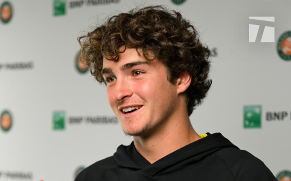 João Fonseca durante entrevista em Roland Garros (Tennis Channel)