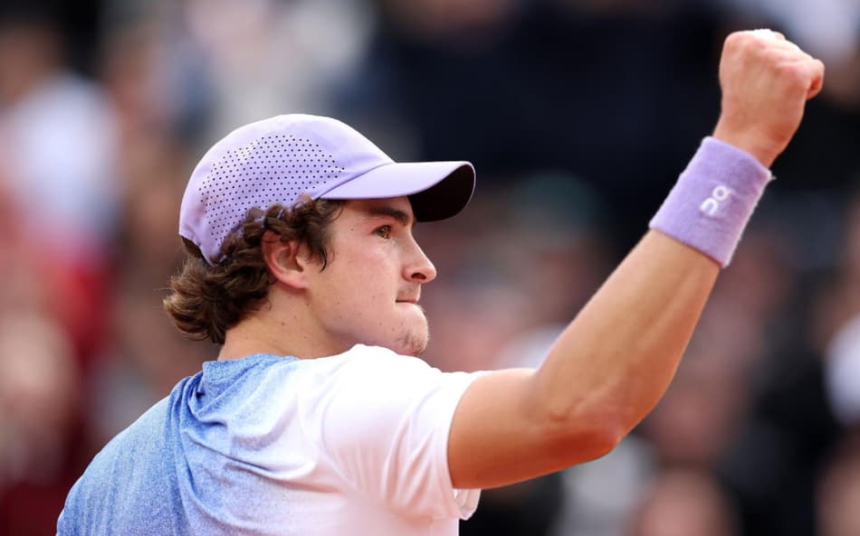 João Fonseca atinge melhor posição no ranking com vitória na estreia em Roland Garros