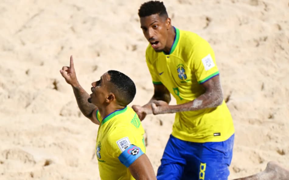 Rodrigo (e) comemora o primeiro gol do Brasil na Copa do Mundo de Futebol de Areia (FIfa)