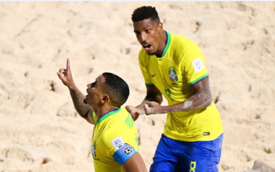 Rodrigo (e) comemora o primeiro gol do Brasil na Copa do Mundo de Futebol de Areia (FIfa)