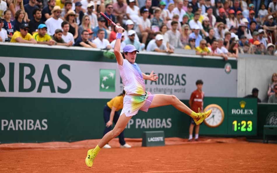 João Fonseca na partida contra o francês Pierre-Hugues Herbert em Roland Garros (Foto: Corinne Dubreuil / FFT)