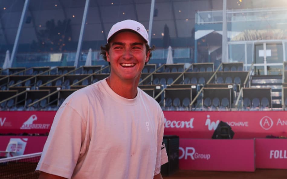 João Fonseca sorri em treino no Challenger de Estoril