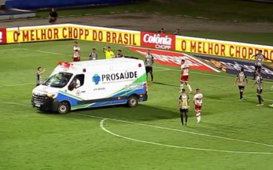 Ambulância em campo em CRB x Santos (Foto: Reprodução