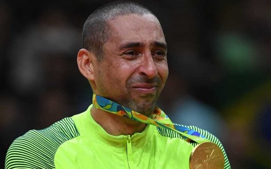O Brasil também teve seu astro olímpico se despedido. Serginho, do vôlei, deu adeus com o ouro no Rio de Janeiro. Está com 41 anos