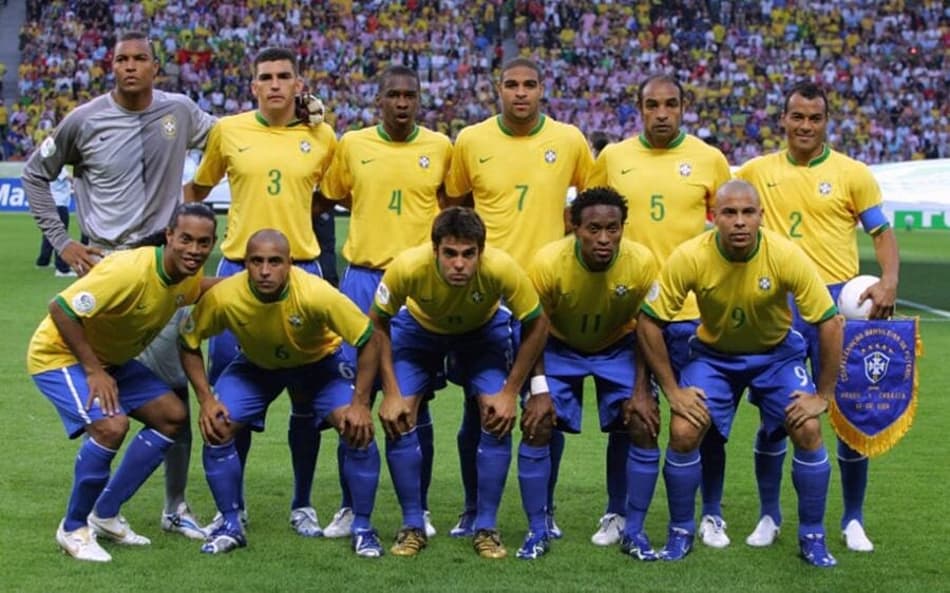 Considerada uma das gerações mais talentosas da Seleção Brasileira, o grupo de 2006 estreou no Mundial sendo um dos favoritos ao título e levou a fama até o dia 1º de julho, quando foi eliminado pela França com o placar de 1 a 0, e repetiu a triste história da final de 1998. Dos jogadores que defenderam as cores verde e amarela, poucos ainda seguem atuando. Um dos últimos, Kaká, eleito o melhor jogador do mundo em 2007, anunciou sua aposentadoria em dezembro passado após defender o Orlando City durante dois anos. Seguindo os passos do meia, Cicinho deixou as chuteiras penduradas na casa do Brasiliense e foi até o Morumbi comunicar o fim de sua carreira dentro das quatro linhas do gramado nesta semana. Bateu saudade? Veja onde estão os jogadores que defenderam o Brasil na Copa do Mundo de 2006.