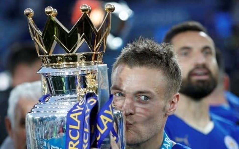 Vardy beija a taça da Premier League de 2015/16
