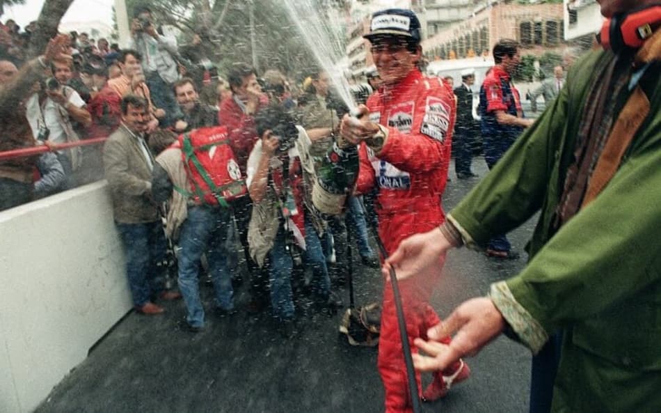 Ayrton Senna comemora após vencer o GP de Mõnaco de 1991