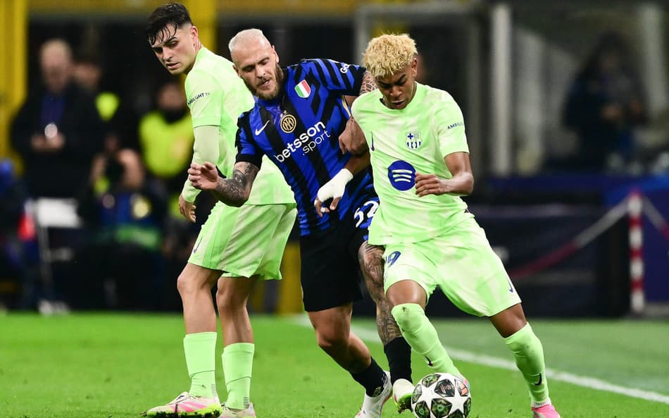Lamine Yamal em ação do jogo do Barcelona contra Inter de Milão pela semifinal da Champions