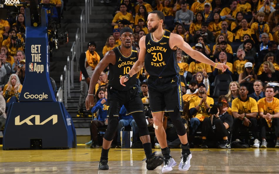Jimmy Butler e Stephen Curry em jogo entre Warriors e Rockets pelos playoffs da NBA (Foto: Noah Graham/NBAE via Getty Images/AFP)