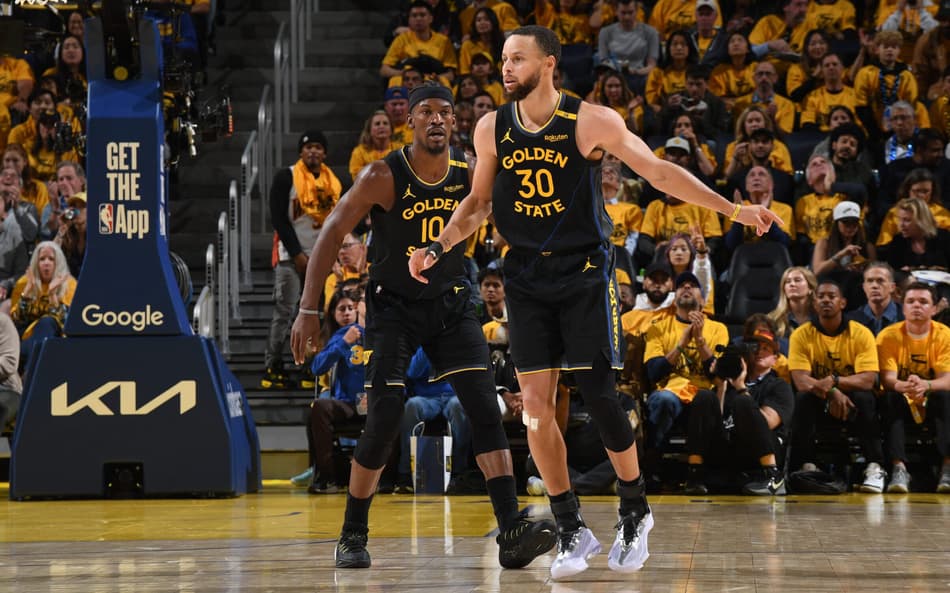 Jimmy Butler e Stephen Curry em jogo entre Warriors e Rockets pelos playoffs da NBA (Foto: Noah Graham/NBAE via Getty Images/AFP)
