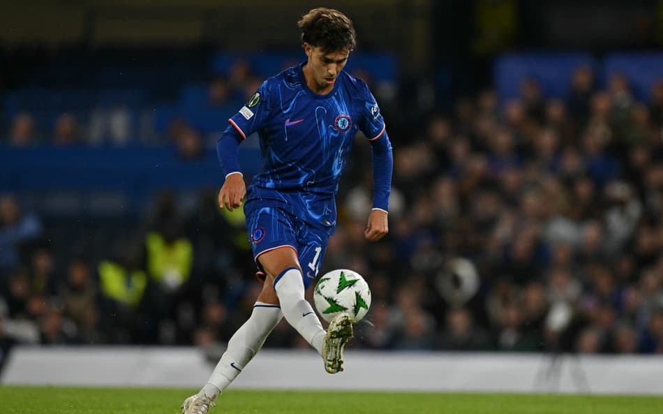 João Félix, atacante do Chelsea, em ação contra o Gent (Foto: Glyn Kirk/AFP)