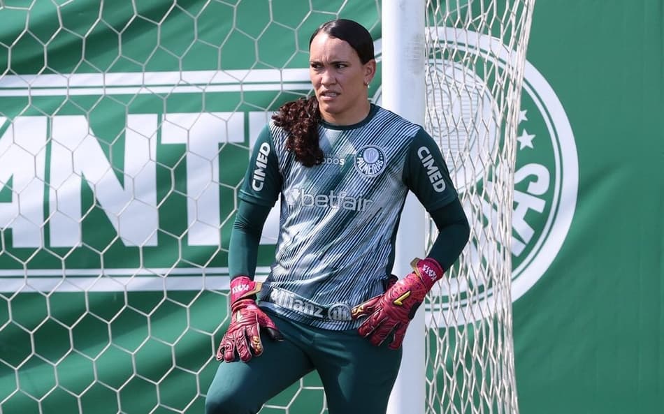 Kate Tapia é goleira do Palmeiras.