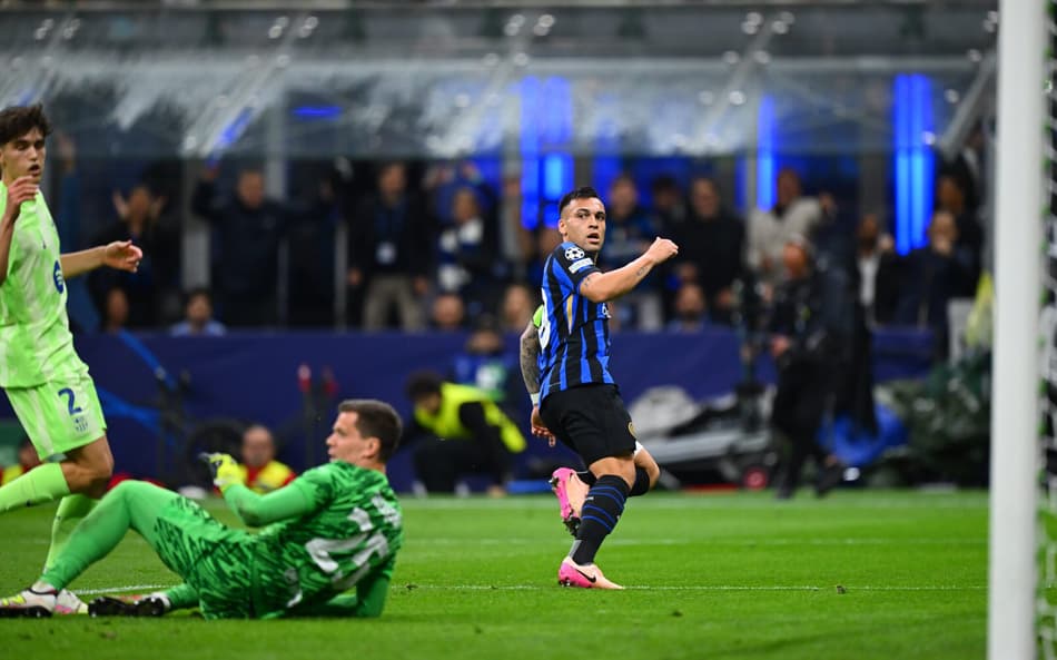 Lautaro Martínez comemorando gol no jogo entre Inter de Milão x Barcelona pela Champions League