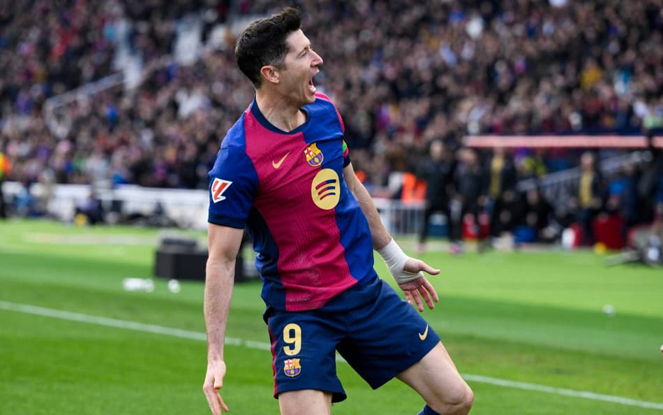 Robert Lewandowski comemora o 30º gol na temporada 2024-25, contra o Alavés, em La Liga (Foto: Josep Lago/AFP)