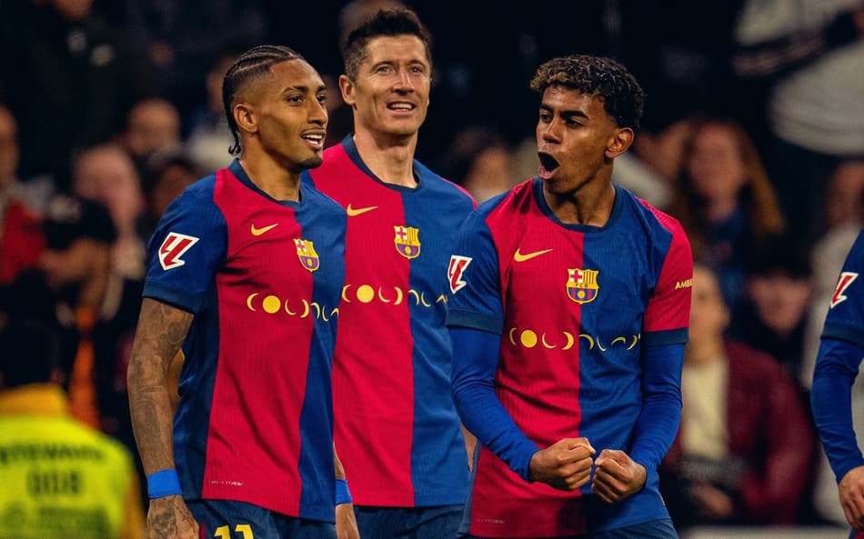 Lewandowski, Raphinha e Lamine comemorando gol pelo Barcelona (Foto: Reprodução/Barcelona)