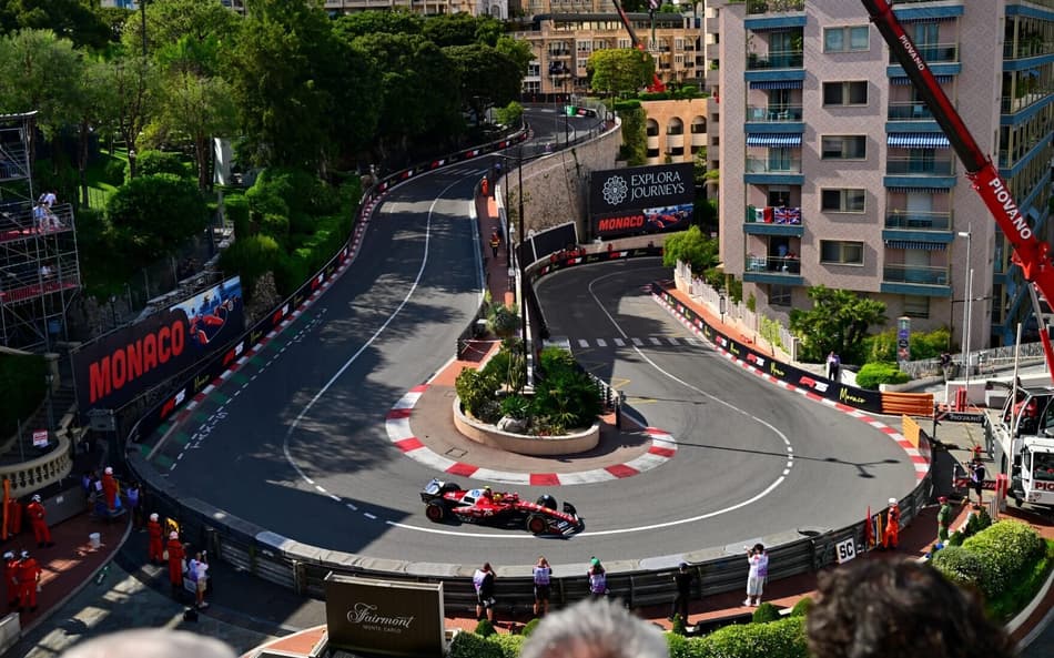 Lewis Hamilton, da Ferrari, em ação durante TL 1 no GP de Mônaco pela F1 2025 (Foto: Andrej ISAKOVIC / AFP)