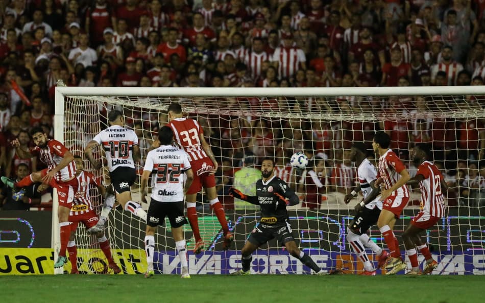 Luciano marca no jogo do São Paulo contra o Náutico