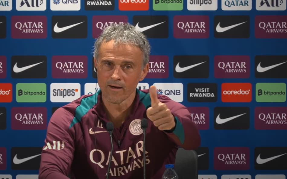 Luis Enrique durante coletiva do PSG