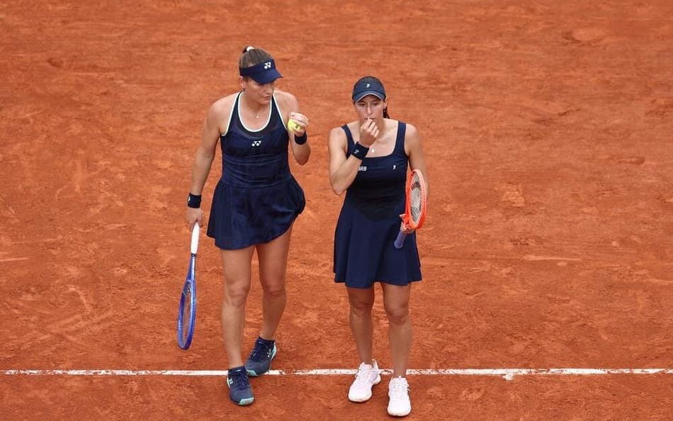 Luisa Stefani e Timea Babos comemoram vitória em Roland Garros (Foto: Andre Ferreira / FFT)