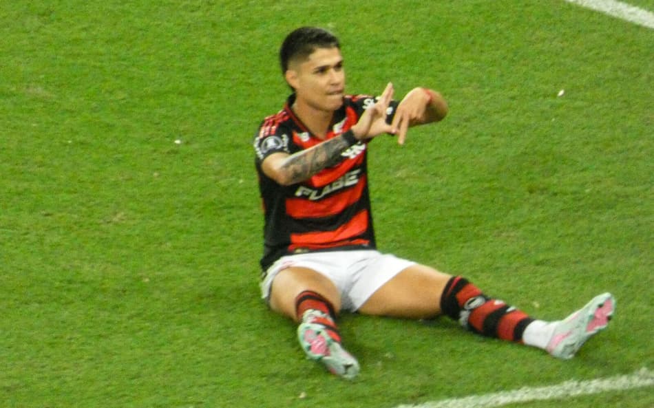 Luiz Araújo comemora gol contra LDU