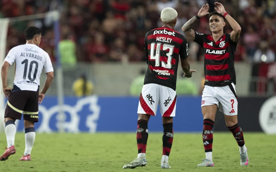 Luiz Araújo comemora gol contra LDU no Maracanã pela Libertadores