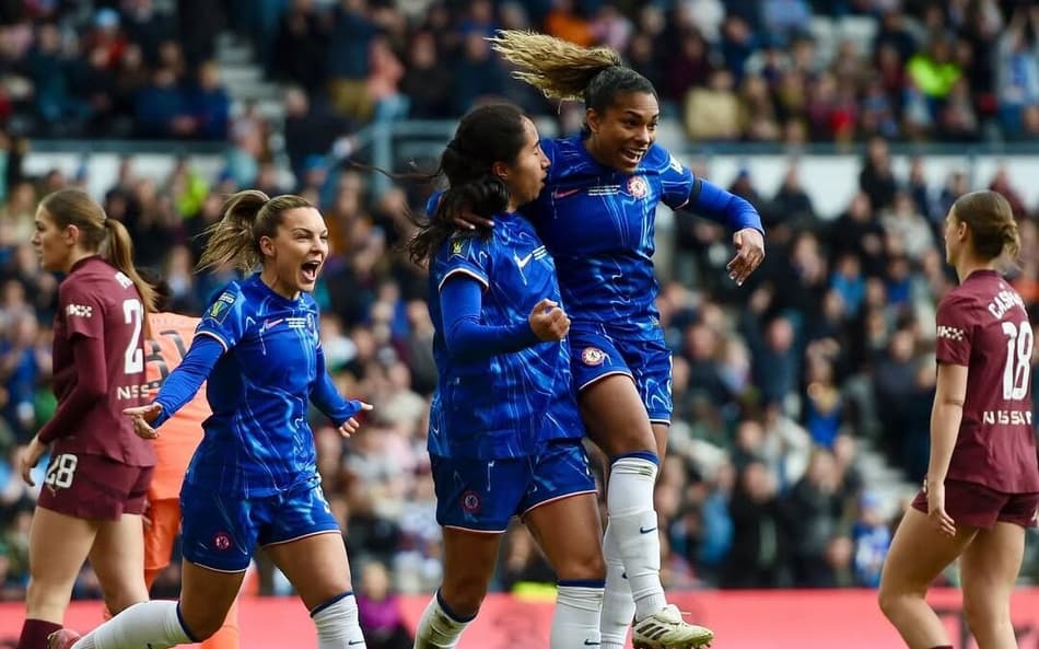 Catarina Macário comemora título inglês pelo Chelsea.