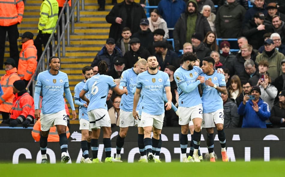 Time do Manchester City comemora vitória contra o West Ham (Foto: Oli Scarff/AFP)