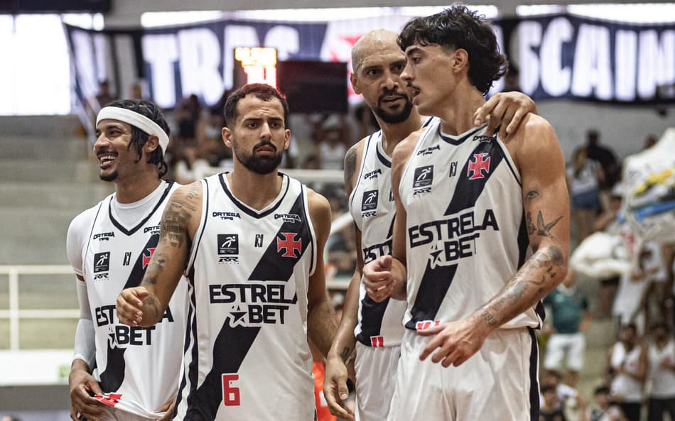 Jogadores do Vasco durante jogo contra São José pelos playoffs do NBB (Foto: Mauricio Almeida/R10 Score Vasco)