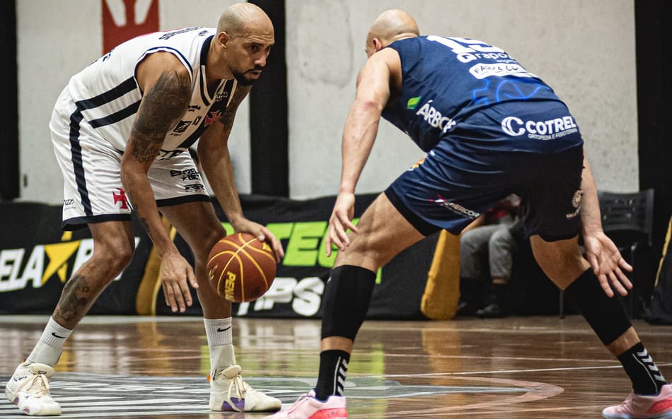 Marquinhos, do Vasco, em ação contra o São José pelo NBB (Foto: Mauricio Almeida/R10 Score Vasco)