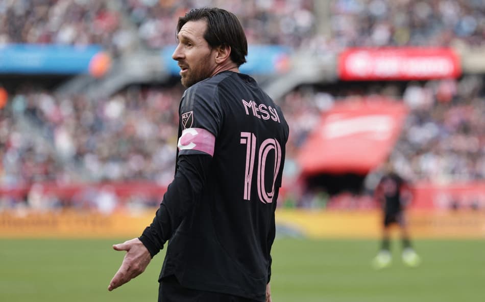 Lionel Messi reage a lance em duelo entre Chicago Fire e Inter Miami, pela MLS (Foto: Geoff Stellfox / Getty Images via AFP)